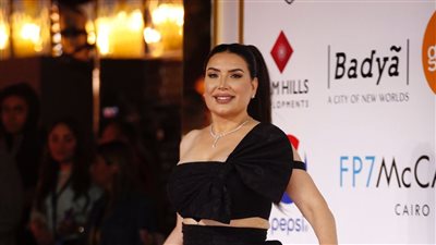 عبير صبري بفستان مكشوف في مهرجان 