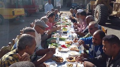  رئيس مدينة سفاجا يشارك موظفي الحملة الميكانيكية وعمال النظافة مائدة إفطار جماعى (صور)