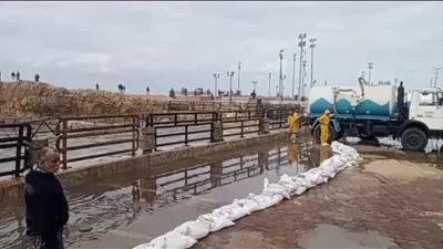 وضع حاجز رملي بعد خروج الأمواج إلى كورنيش الإسكندرية (صور)