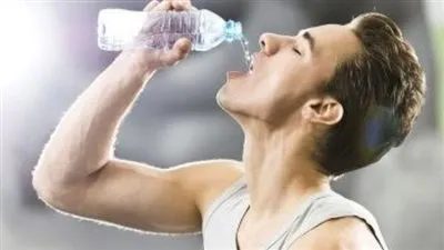 خبيرة تغذية: كل كيلو في الجسم يحتاج 40 ملي من المياه يوميًا (فيديو)