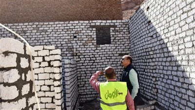 محافظ أسوان يتفقد أعمال الإنشاءات والترميمات للمنازل التي تعرضت للسيول (صور)