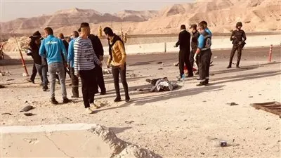  مصرع 7 وإصابة 13 آخرين في تصادم سيارتين بطريق 