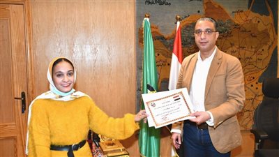 لتشجيع الإبتكار والابداع.. محافظ الفيوم يُكرم الطالبة سعاد صابر مخترعة الثلاجة المتنقلة