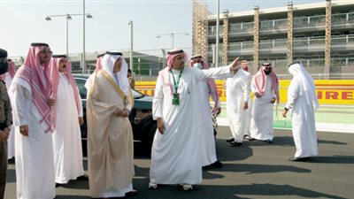 وزير الرياضة يقف على آخر التجهيزات لاستضافة جائزة السعودية الكبرى للفورمولا 1 بجدة