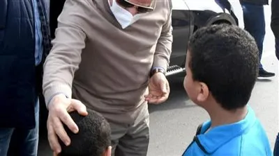 طفلان يفاجئان السيسي أثناء جولته التفقدية