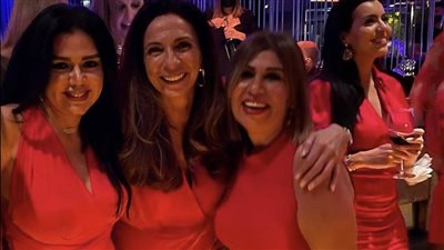 رانيا يوسف ترقص في عيد ميلاد أصدقائها الأسبانيين 