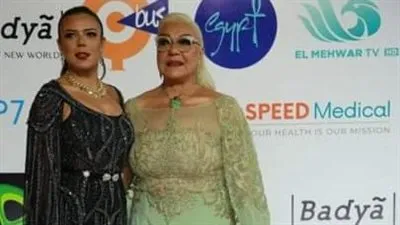 برفقة والدتها.. شاهد ناهد السباعي في ختام مهرجان القاهرة السينمائي
