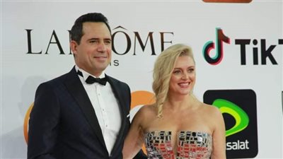 ظافر العابدين وزوجته يخطفا الأنظار في ختام مهرجان 