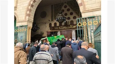 وصول جثمان شقيق مجدي الهواري إلى مسجد السيدة نفسية (صور) 