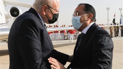 مراسم رسمية في استقبال رئيس الوزراء نظيره اللبناني بمطار القاهرة