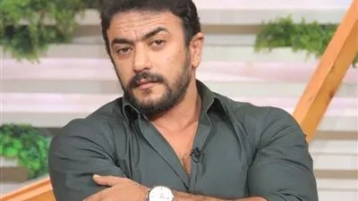 أحمد العوضي يوجه رسالة للجمهور بشأن لقاء ياسمين عبد العزيز ومنى الشاذلى