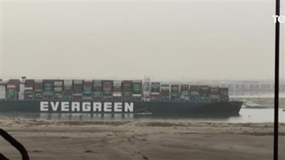 شاهد.. لحظة عبور السفينة إيفرجيفن لقناة السويس مرة أخرى 