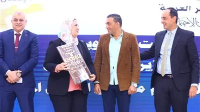 المتعافون من الإدمان يقدمون لوزيرة التضامن هدية من ابتكارهم