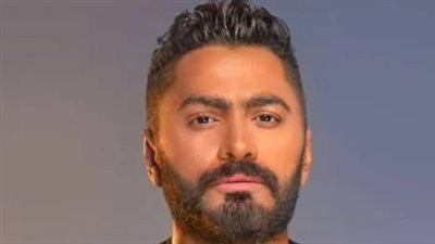 ابنة تامر حسني تظهر لأول مرة خلال حفله بجامعة مصر (صورة)