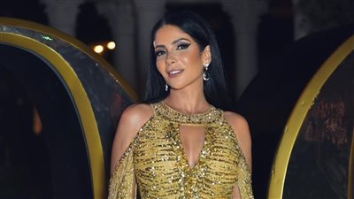 منى زكي تشعل السوشيال ميديا بإطلالة أنثوية جريئة