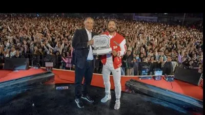 تامر حسني يطالب بأعمال سنة كاملة لطلاب جامعة مصر للعلوم والتكنولوجيا ورئيسها يوافق