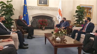 وزير الخارجية يبحث مع نظيره القبرصي التعاون في الطاقة والزراعة