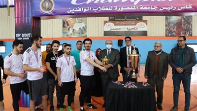 فوز فريق الطلاب السودانيين الوافدين بكأس رئيس جامعة المنصورة (صور)