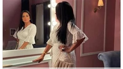 رانيا يوسف تستعرض جمالها أمام المرآة