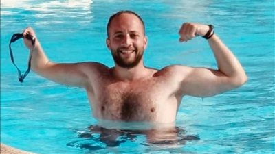 سباح من ذوي الهمم يبدأ المعسكر التدريبي بالغردقة استعدادا لعبور المانش