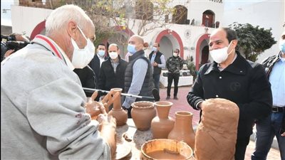 عاجل.. السيسي يستمع لطلبات العاملين في ورش الفخار بمصر القديمة (صور)