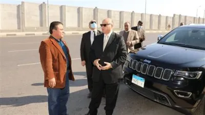 محافظ القاهرة: توسعة طريق حسين كامل بألماظة يخلق شريانا مروريا جديدا