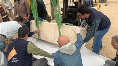 23 قطعة أثرية ضخمة تصل إلى المتحف الكبير 