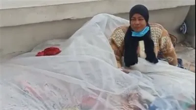 “فاطمة”.. قصة سيدة تحتمي بأكياس البلاسيتك من الطقس السيئ بالإسكندرية وتحلم بسكن (فيديو)