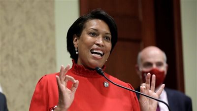 واشنطن تعيد فرض الكمامات في الأماكن العامة