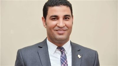 مصطفى ثابت: 