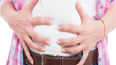 طرق علاج انتفاخ البطن الطبيعية في المنزل دون الحاجة إلى طبيب