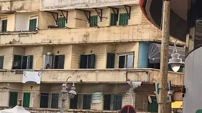 تهشم سيارة ووفاة شخص في انهيار شرفة عقار بالإسكندرية (صور)