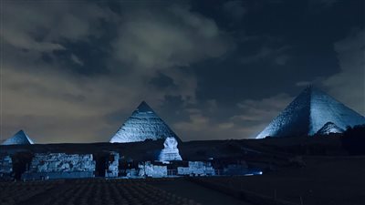  إضاءة أهرامات الجيزة باللون الأزرق احتفالًا باليونيسيف