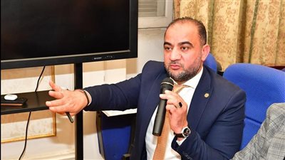 حاتم عبدالعزيز يطالب بسرعة الانتهاء من مشروعات الصرف الصحى بههيا