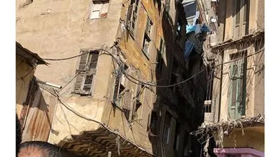 بسبب الطقس السيئ.. انهيار شرفة عقار في الحضرة بالإسكندرية 