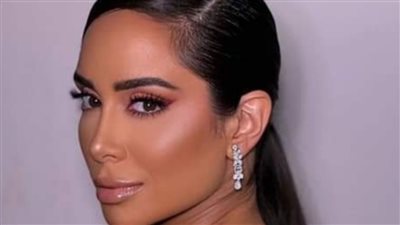 بسنت شوقي تداعب أحمد حاتم في عيد ميلاده