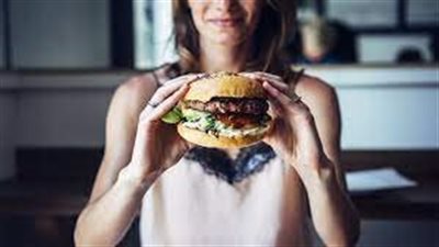 استشاري تغذية علاجية: تناول وجبات دسمة ليلا يزيد من الشعور بالجوع