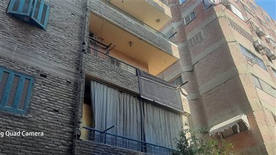 ننشر أول صور من مسرح جريمة قتل شاب لوالده وشقيقته بإمبابة