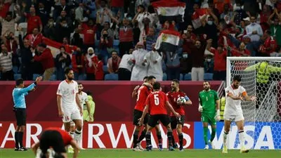نجم دفاع منتخب مصر يختار الانتقال إلى الأهلي