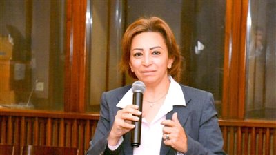 برلمانية: توجد جروبات تبتز الفتيات على السوشيال ميديا ومسئوليها إرهابيين