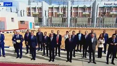 السيسي يلتقط صورة تذكارية مع العاملين بمجمع بنبان للطاقة الشمسية