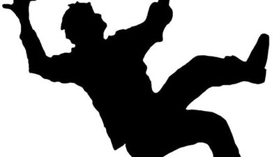 إصابة شخص نتيجة سقوطه من علو في الصف