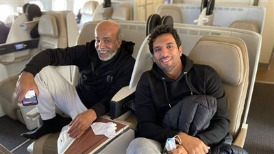 فريق مسرحية في نص الليل بمطار القاهرة استعدادا لعرض ليلة رأس السنة 