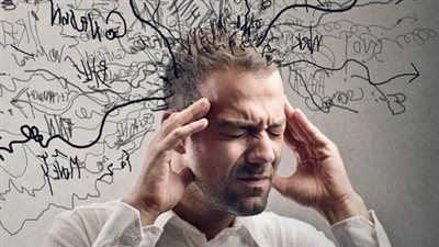 استشاري روماتيزم يحذر من التفكير الشديد لهذا السبب (فيديو)