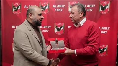 الخطيب يهدي درع وعلم «الأهلي» للمعلق العماني خليل البلوشي