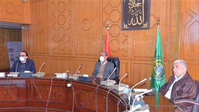 محافظ الإسماعيلية يستعرض أنشطة المجلس القومي للسكان 