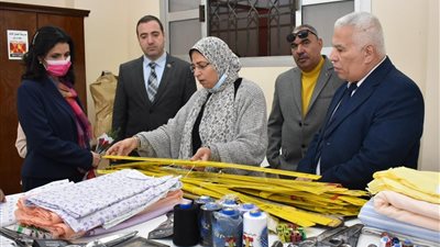 تعليم الإسكندرية تفتتح ورشتين لتعليم الخياطة والملابس لضعاف السمع (صور)