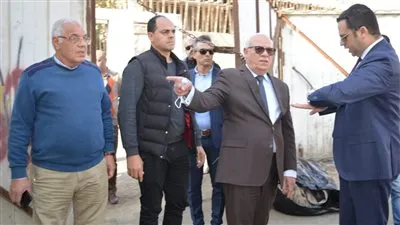 محافظ بورسعيد يتابع سير العمل بإنشاء أحدث مول للملابس المستعملة (صور)