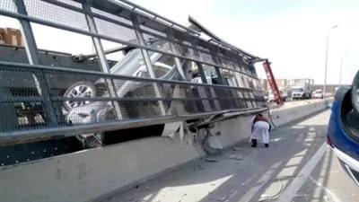 انقلاب شاحنة نقل محملة بسيارات على طريق القاهرة الإسكندرية الصحراوي 