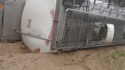 انقلاب سيارة نقل بسبب الطقس السيئ بالإسكندرية (صور) 